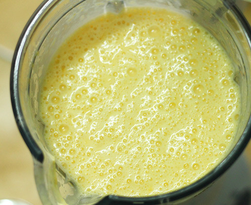 Bước 3 : Vớt bỏ ruột ngô rồi say nhuyễn hạt ngô.