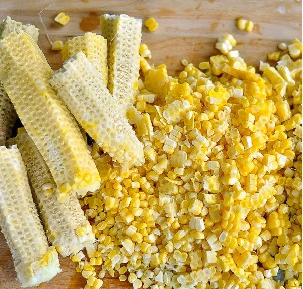 Bước 1 : Dùng dao gọt dọc bắp để lấy hạt ngô.