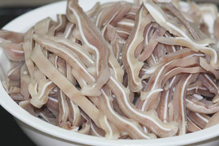 Lúc này mang tai heo ra thái mỏng, nhưng đừng mỏng quá, bỏ phần mỡ phía ngoài tai để tránh bị váng mỡ (lưu ý, nếu luộc tai kĩ quá sẽ bị nhớt).