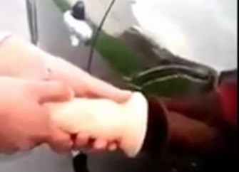 Phap Co gai dung do choi nguoi lon sua o to