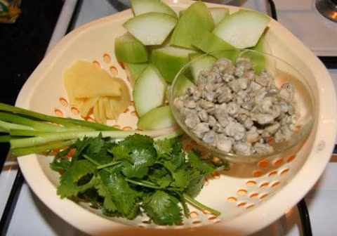Nguyên liệu cho món canh hến nấu bí xanh gồm: 1 hoặc 2 trái bí xanh; 200g hến. Gừng, hành lá, ngò rí, tiêu, muối, hạt nêm, đường, ớt bột.