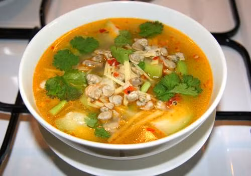 Múc canh bí ra bát, rắc lên ít tiêu cùng hành lá, ngò rí và dùng nóng với cơm. Canh hến đúng vị có nước rất ngọt tự nhiên, hến béo, dai và thơm. Bí mềm, vẫn giữ được màu xanh trong bắt mắt.
