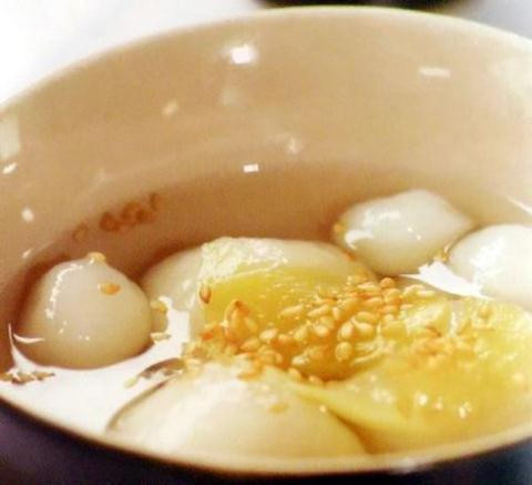 Chè trôi nước. Ngoài các món bánh gio, cơm rượu nếp...Chè trôi nước cũng là món ăn được yêu thích vào ngày Tết Đoan ngọ. Từng viên chè tròn làm bằng bột nếp trắng, bên trong có nhân đậu xanh, ăn cùng với nước cốt dừa rất hấp dẫn.