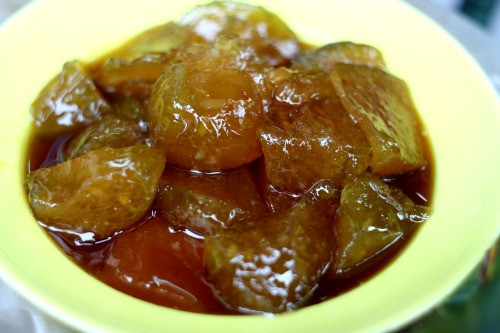 Bánh tro (gio) được bán nhiều nhất trong ngày Tết Đoan Ngọ bởi người ta luôn tin rằng khi ăn bánh tro, cũng như hoa quả và rượu nếp vào ngày này, bệnh tật trong người sẽ tiêu tan hết. Bánh gio có vị thanh mát nên rất phù hợp vào tiết trời nóng bức. Bánh có vị ngai ngái nồng nồng của nước tro tàu nhưng khi đã nếm thử sẽ thấy vị mát, thanh và rất tốt cho đường tiêu hoá.