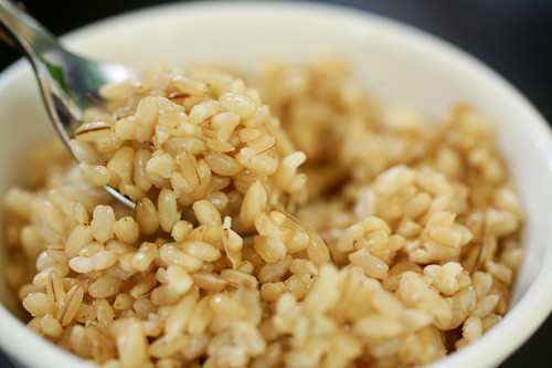 Cơm rượu nếp. Cũng như bánh tro, cơm rượu nếp được bán rất nhiều trong Tết Đoan Ngọ ở các hàng quán ngoài chợ và trên cả những gánh hàng rong. Theo dân gian, rượu nếp được ăn ngay khi vừa ngủ dậy thì diệt sâu bọ rất hiệu nghiệm. Bởi theo quan niệm vị nồng cay của rượu nếp sẽ khiến các loại kí sinh trong cơ thể bị tiêu diệt.