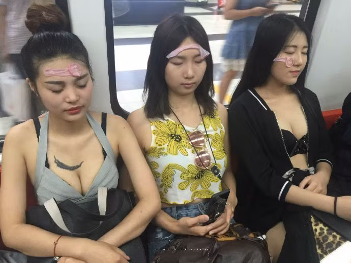 Sản phẩm này có thành phần chính là lô hội và Hyaluronic Acid, với thiết kế giống như một chiếc bao cao su.