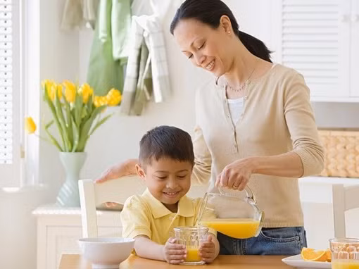 Mỗi ngày nhu cầu nước cho mỗi người khoảng 8-10 ly nước (bao gồm cả các loại nước khác). Bình thường nhu cầu nước khoảng 1,0 lít/ngày thì ngày hè nhu cầu nước có thể tăng thêm, khoảng 1,5 đến gần 2,0 lít/ngày. Lưu ý khi uống nước cần uống chậm rãi, từ từ từng ngụm một. Uống chậm có tác dụng “đánh thức” bộ máy tiêu hoá chuẩn bị làm việc và tránh khả năng bị chướng bụng, đầy hơi.