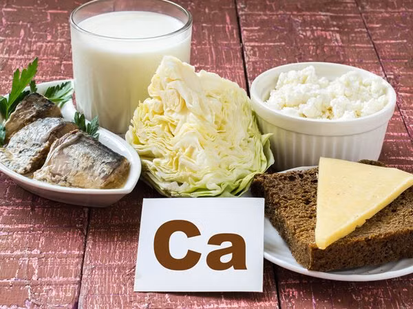 Ăn quá nhiều canxi. Cung cấp thừa canxi cho cơ thể làm tăng rất nhiều nguy cơ cho sức khỏe bao gồm sỏi thận, táo bón và các bệnh tim mạch. Phụ nữ thời kỳ mãn kinh nên bảo vệ bộ xương bằng cách lựa chọn những thực phẩm giàu canxi như các loại rau lá xanh đậm và các sản phẩm từ sữa (kể cả sữa hạnh nhân hay sữa dừa bổ sung canxi). Ngoài ra, như đã đề cập ở trên, bạn nên duy trì các bài luyện tập sức đề kháng để tăng cường sức mạnh của xương.