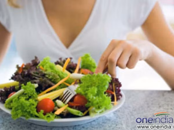 Không ăn chất béo. Không ăn chất béo, hoặc giảm tới mức thấp nhất vô tình lấy đi nguồn chất béo lành mạnh cần thiết để cơ thể chống lại bệnh tim mạch. Phụ nữ tiền mãn kinh hoặc mãn kinh nên bổ sung các loại chất béo có nguồn gốc thực vật như các loại hạt, cá, bơ. Nguồn chất béo này rất giàu vitamin E, Omega 3 và chất chống oxy hoá, đây là những chất ngừa ung thư hiệu quả, ngoài ra còn chốn lão hoá.