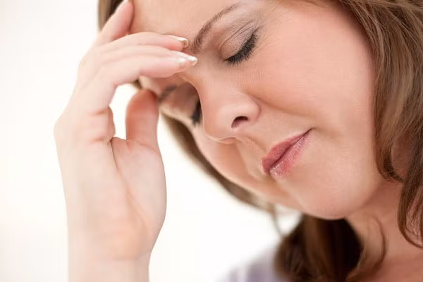 Ăn uống tuỳ tiện. Phụ nữ trong độ tuổi mãn kinh thường gặp rất nhiều biến đổi về tâm sinh lý, vì vậy rất dẽ bị căng thẳng. Và khi cảm thấy như vậy họ thường tìm đến các món ăn để giải toả cảm xúc. hay vì ăn ngọt để giải tỏa stress, bạn hãy tập thể dục, tâm sự với bạn bè, tham gia hoạt động tình nguyện hoặc tập thiền, Yoga để cải thiện sức khỏe tinh thần.