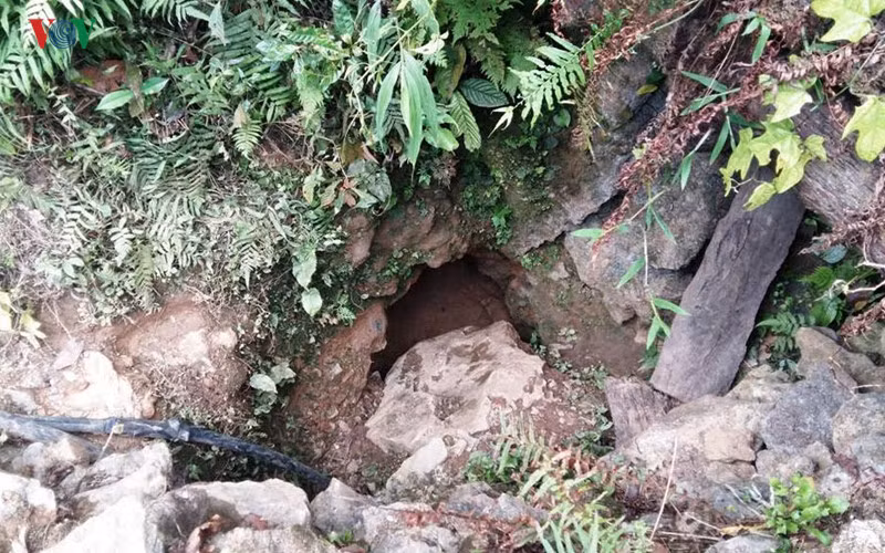 Hang Nước, nơi 3 người bị mắc kẹt, quá nhỏ để lực lượng cứu hộ chui vào.