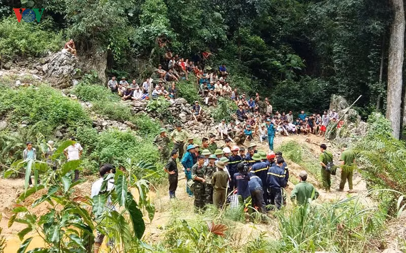 Hàng trăm người bất lực, chờ sáng mai tìm phương án khác.
