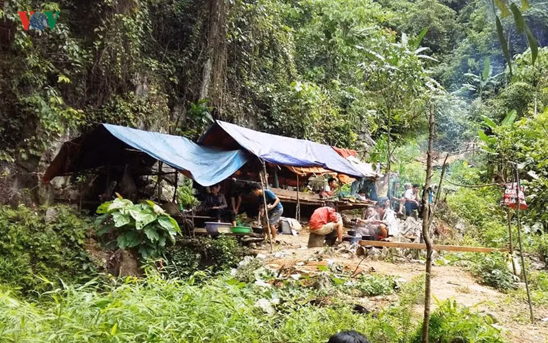 Lán trại của các "vàng tặc" tại hiện trường.