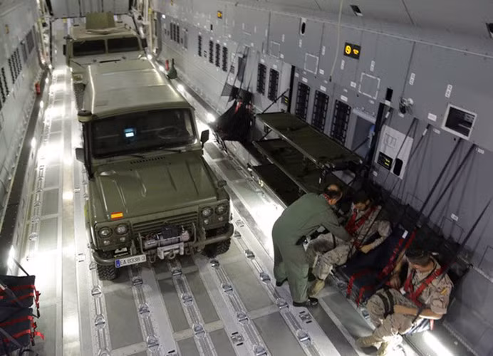 Nó đủ rộng tới mức có thể chứa một máy bay trực thăng CH-47 Chinook, 2 xe bọc thép hạng nặng hoặc 1 tàu cứu hộ. (Ảnh: Airbus)