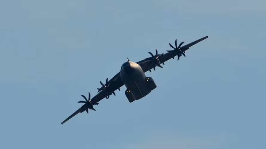 Nhờ bộ phận giảm xóc ở bánh đỡ, A400M có thể hạ cánh ở những đường băng không trải nhựa. (Ảnh: militaryaircraft-airbusds)