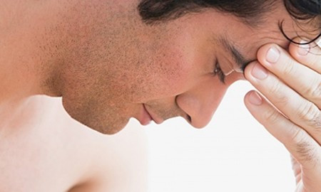 Lá tre đánh bay cơn nấc. Liều lượng: 20g lá tre, 20g tinh tre, 20g gạo tẻ đã rang vàng, 30g thạch cao đã nướng đỏ, 8g bán hạ, 16g mạch môn đã bỏ lõi, 10g tai quả hồng, 800ml nước. Cách dùng: sắc xuống còn 300ml, 1 thang thuốc chia thành 2 lần uống/ ngày.