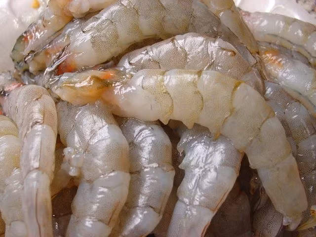 Tôm bóc nõn, xát muối rửa sạch lau khô. Tùy thích có thể cắt nhỏ tôm hoặc giã dập rồi trộn với chút gia vị.