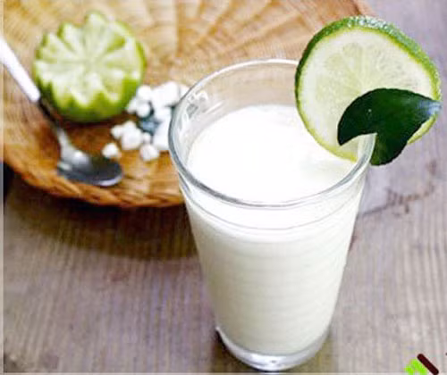 Trà sắn dây, kim ngân hoa. Bạn dùng khoảng 12 – 16g bột sắn dây, 10g kim ngâm hoa và 5g đường phèn để tạo thành thức uống. Bạn cho kim ngân hoa rửa sạch, sắn dây rửa sạch, cắt nhỏ cho vào nồi với 200ml nước, nấu sôi bằng lửa nhỏ chừng 10 phút là được. Uống mỗi ngày thay trà.