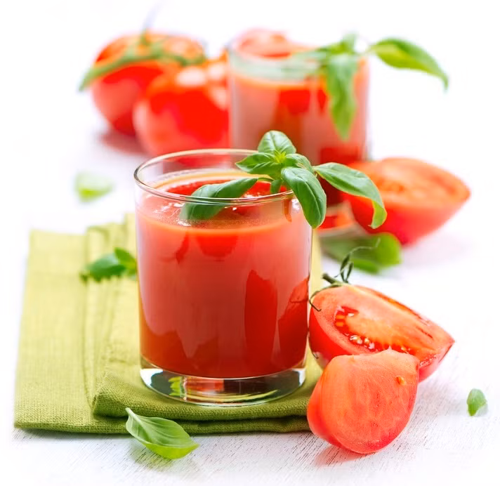 Nước cà chua – rau cần tây. Nguyên liệu: cà chua 1 trái lớn, rau cần tây 100g, nước chanh vắt 1 muỗng, nước sôi để nguội 100ml. Cách làm: cà chua rửa sạch, cắt miếng nhỏ. Rau cần tây rửa sạch, cắt từng đoạn ngắn. Cho cà chua, rau cần tây vào máy xay sinh tố cùng với nước để xay nhuyễn. Sau khi xay, thêm nước chanh vắt để uống. Công dụng: bổ dưỡng, an thần, dịu thần kinh, có ích cho người bị viêm xoang mũi.