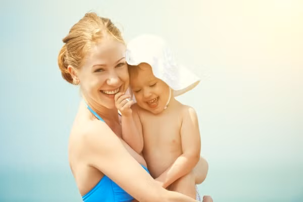 Đặc biệt, các bác sĩ da liễu cũng khuyên rằng các trẻ nhỏ từ 1-3 tuổi, lớp sừng trên da rất mỏng manh, và nó còn ít melanin hơn so với làn da người lớn nên sẽ không có khả năng để chống lại tác hại của bức xạ trong tia cực tím. Hơn nữa, tỉ lệ bề mặt cơ thể của trẻ nhỏ cũng lớn hơn khối lượng cơ thể vì thế da bé sẽ rất nhạy cảm trong việc hấp thụ ánh nắng mặt trời.