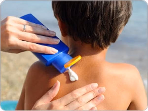 Các chuyên gia kết luận rằng, với trẻ từ 1 tuổi trở lên, việc bôi kem chống nắng là hoàn toàn cần thiết và không thể thiếu để bảo vệ làn da của trẻ. Nếu trẻ bị tiếp xúc quá lâu dưới ánh nắng mặt trời mà không được bảo vệ thì sẽ ảnh hưởng đến làn da trẻ mãi về sau này và còn có nguy cơ gây ra nhiều bệnh khác cho da bé.