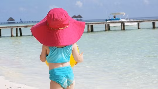 Vì vậy, có một điều mà nhiều phụ huynh thường bỏ qua nhưng rất quan trọng và cần thiết đối với trẻ nhỏ đó là phải sử dụng kem chống nắng cho trẻ. Nhưng làn da mong manh của trẻ nhỏ liệu có dùng được kem chống nắng từ nhỏ như người lớn không, câu hỏi này cũng là băn khoăn của rất nhiều phụ huynh có con nhỏ.