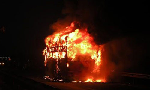 Xe khách bốc cháy trên quốc lộ 1A. (Ảnh Tiền Phong)