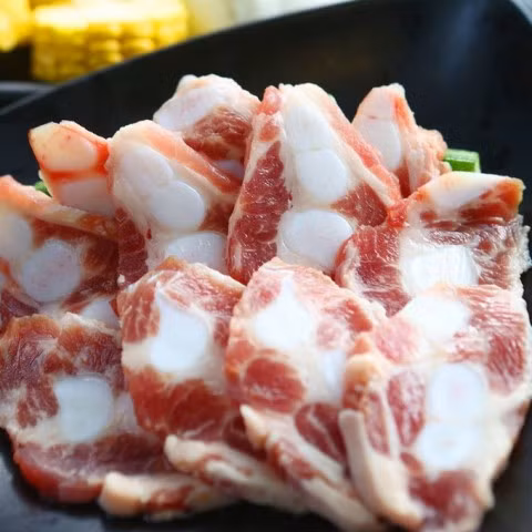 Để chuẩn bị cho món sườn non sốt mận ngon miệng, bạn phải chú ý đến khâu chế biến. Sườn non rửa sạch với nước muối loãng rồi chặt miếng vừa ăn. Ớt chuông rửa sạch, thái miếng hình thoi vừa ăn. Hành tây lột bỏ vỏ, thái múi cau rồi cắt làm đôi. Gừng cạo bỏ vỏ, 1/2 thái lát rồi đập dập. Số gừng còn lại băm nhỏ. Hành tím, tỏi bóc bỏ vỏ, băm nhỏ.