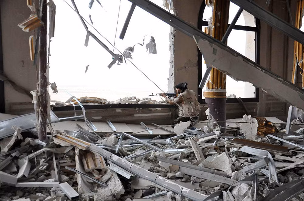 Kể từ khi chiếm đóng nơi này, nhóm IS đã thực hiện nhiều vụ hành quyết man rợ và phá hủy cũng như cướp bóc nhiều cổ vật ở khu di tích lịch sử đã được UNESCO công nhận. Ảnh: Một binh sỹ chính phủ chiến đấu bên trong một cung điện bị tàn phá nằm ở cửa ngõ vào Palmyra.