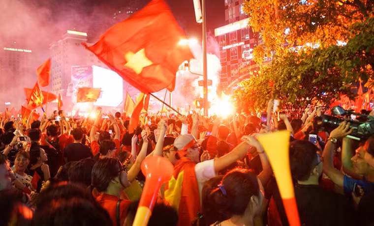 Hàng triệu người dân khắp mọi miền đất nước cùng đổ xuống đường để mừng chiến thắng của Việt Nam