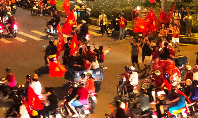 Dòng người xe rợp cờ đỏ sao vàng, với đủ loại âm thanh...ùn ùn đổ về các tuyến đường trung tâm TP HCM mừng Việt Nam vô địch Aff cup 2018
