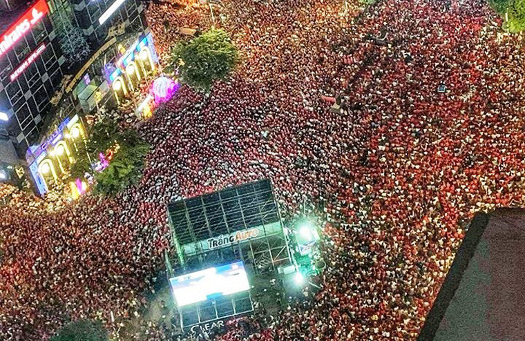 "Biển người" trên phố đi bộ Nguyễn Huệ, TP HCM trong đêm đội tuyển Việt Nam vô địch.