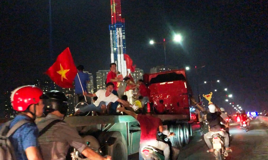 Người đi đường vô cùng bất ngờ với hình ảnh "chưa từng thấy" trên đường phố Sài Gòn.