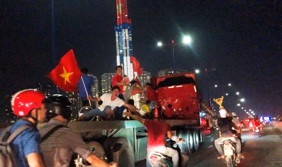 Người đi đường vô cùng bất ngờ với hình ảnh "chưa từng thấy" trên đường phố Sài Gòn.