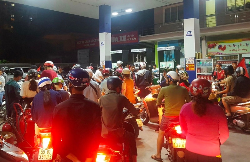Các trạm xăng dầu đông nghẹt khách dù kim đồng hồ đã bước sang 0h ngày 16/12...
