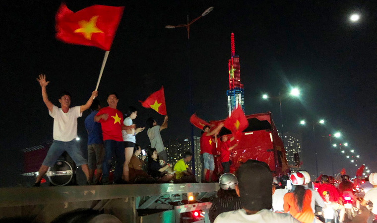 Những hình ảnh "chưa từng thấy" xuất hiện trên đường phố Sài Gòn trong đêm bóng đá Việt Nam trở thành nhà vô địch Đông Nam Á.