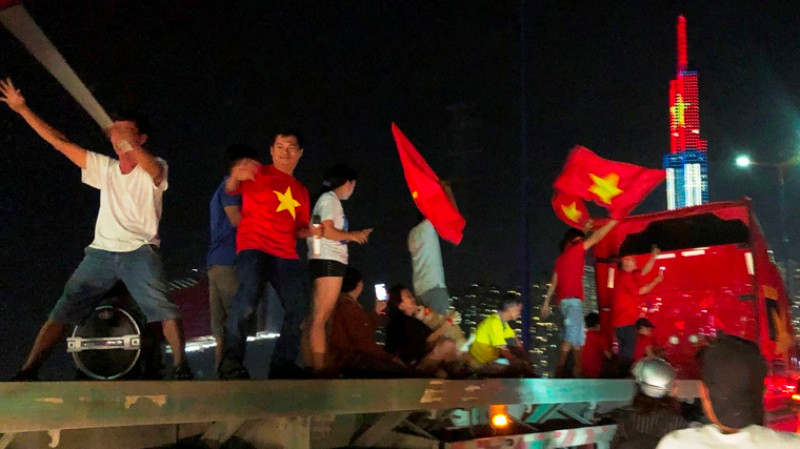 Xe đầu kéo container "xuống đường" cùng các cổ động viên tiến thẳng vào trung tâm TP HCM.