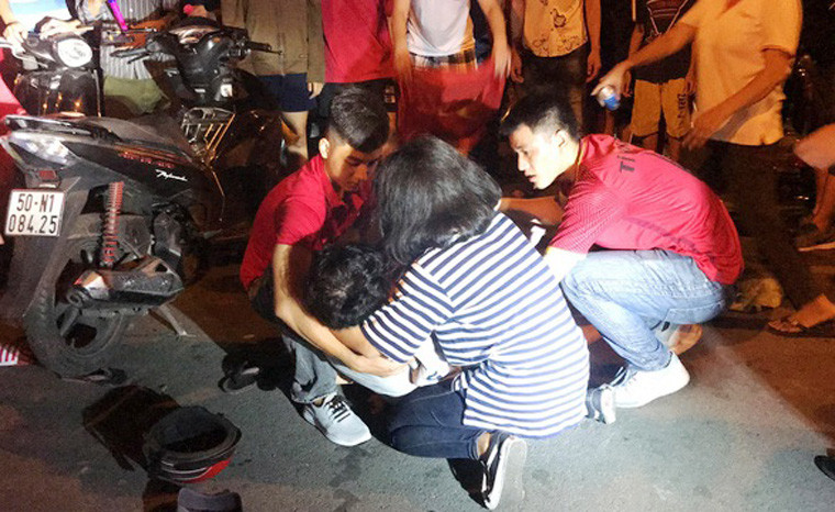 Một CĐV cổ vũ quá khíc đã bị té xe bất tỉnh ở TP HCM và nhanh chóng được đưa đi cấp cứu.