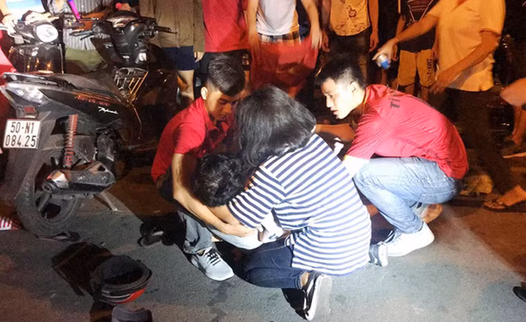 Một CĐV cổ vũ quá khíc đã bị té xe bất tỉnh ở TP HCM và nhanh chóng được đưa đi cấp cứu.