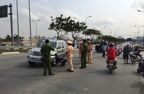 Nhiều lực lượng thuộc PC67 Công an TP HCM cùng tham gia truy đuổi, khống chế tên Đông.