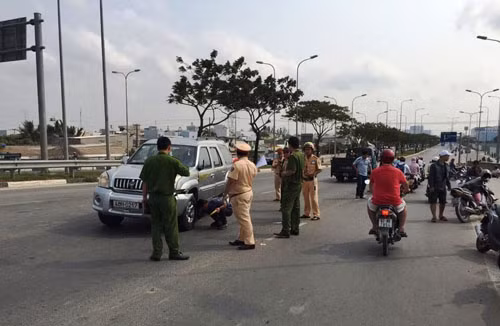 Nhiều lực lượng thuộc PC67 Công an TP HCM cùng tham gia truy đuổi, khống chế tên Đông.