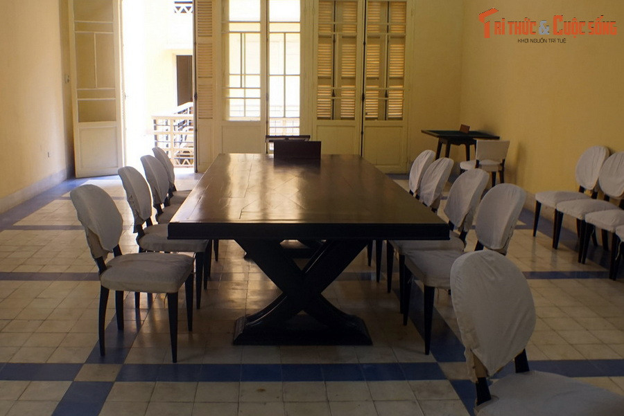 Chiếc bàn lớn này là nơi Chủ tịch Hồ Chí Minh cùng các đồng chí trong Trung ương Đảng thông qua ba nội dung: Tuyên ngôn Độc lập; Tổ chức lễ Quốc khánh; Thành phần chính phủ lâm thời.