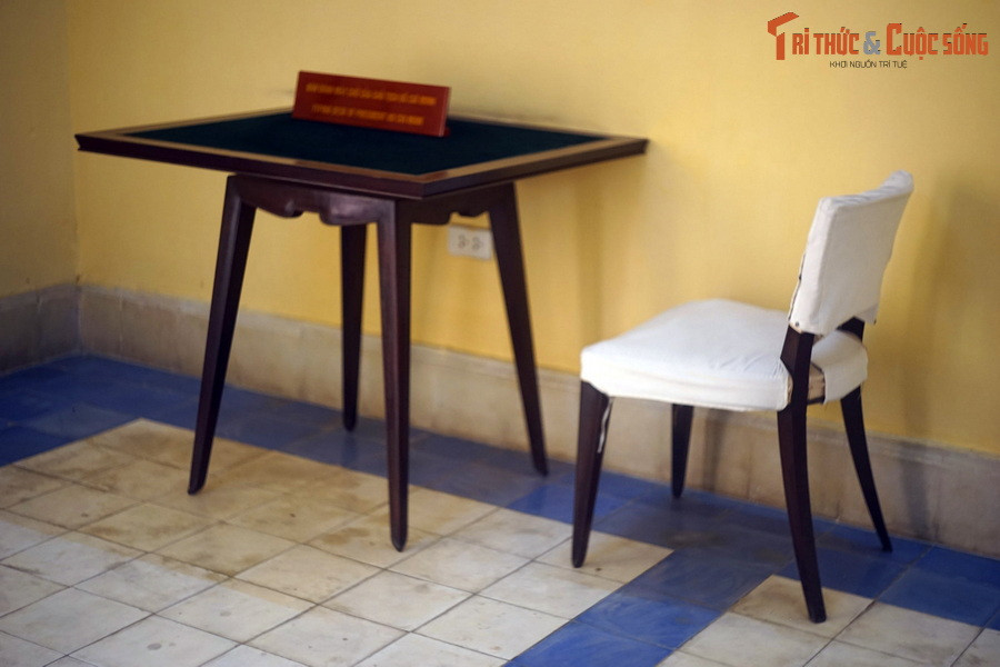 Bàn đánh máy chữ của Bác Hồ.