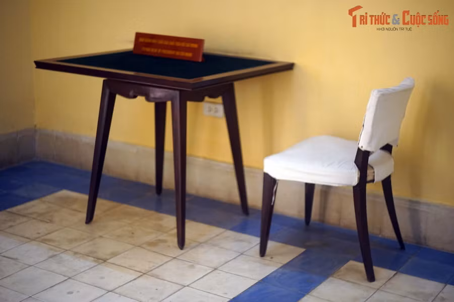 Bàn đánh máy chữ của Bác Hồ.