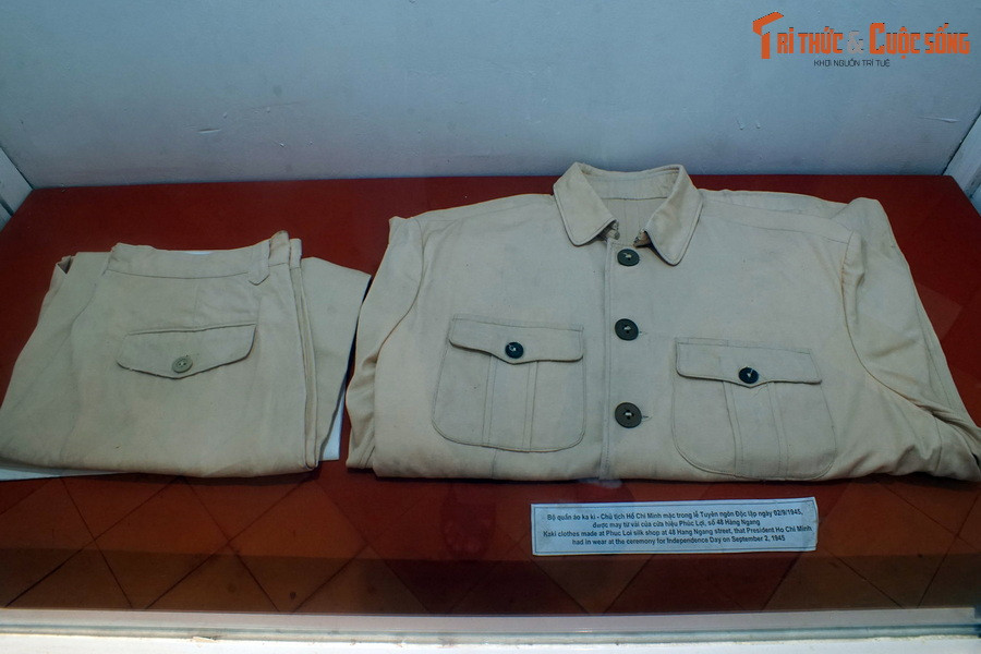 Bộ quần áo ka ki Bác Hồ mặc khi đọc Tuyên ngôn Độc lập ngày 2/9/1945 được may từ vải của cửa hiệu Phúc Lợi - số 48 Hàng Ngang.