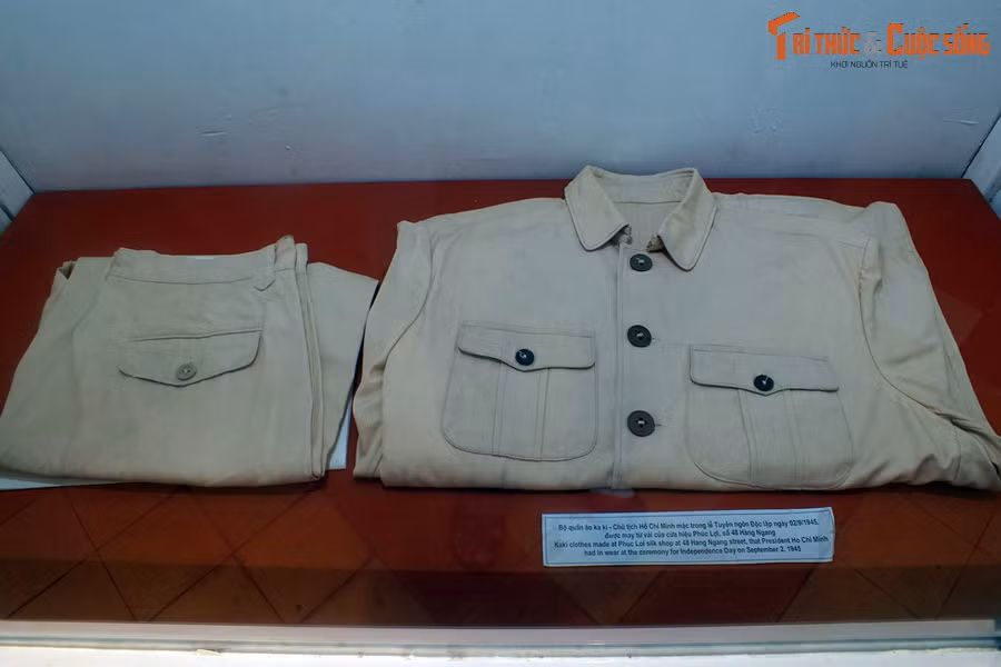 Bộ quần áo ka ki Bác Hồ mặc khi đọc Tuyên ngôn Độc lập ngày 2/9/1945 được may từ vải của cửa hiệu Phúc Lợi - số 48 Hàng Ngang.