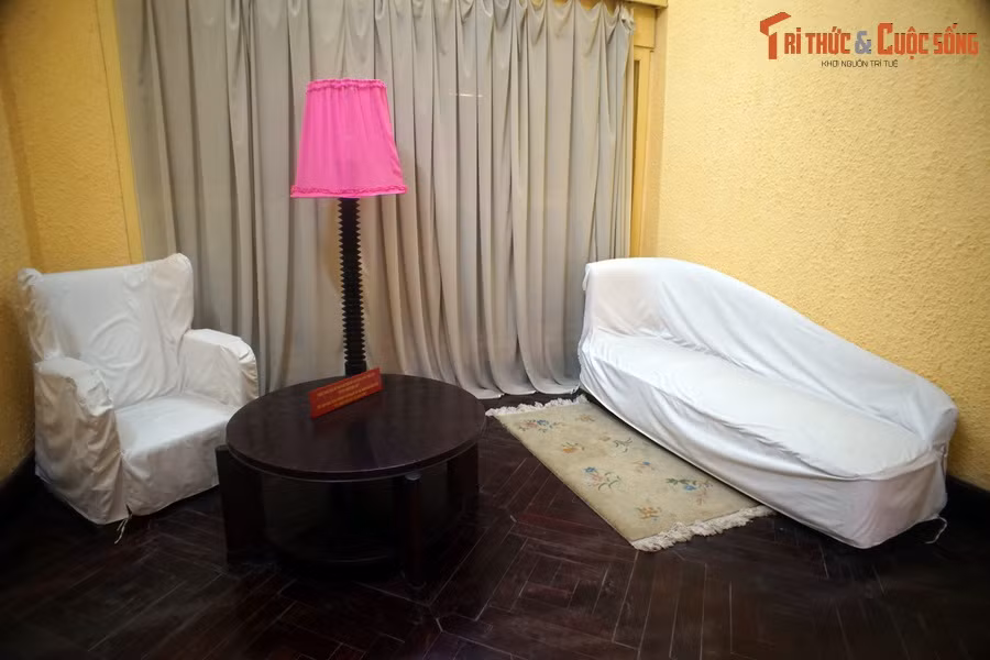 Những vật dụng đơn sơ trong căn phòng nhỏ nơi Bác khởi thảo Tuyên ngôn Độc lập.