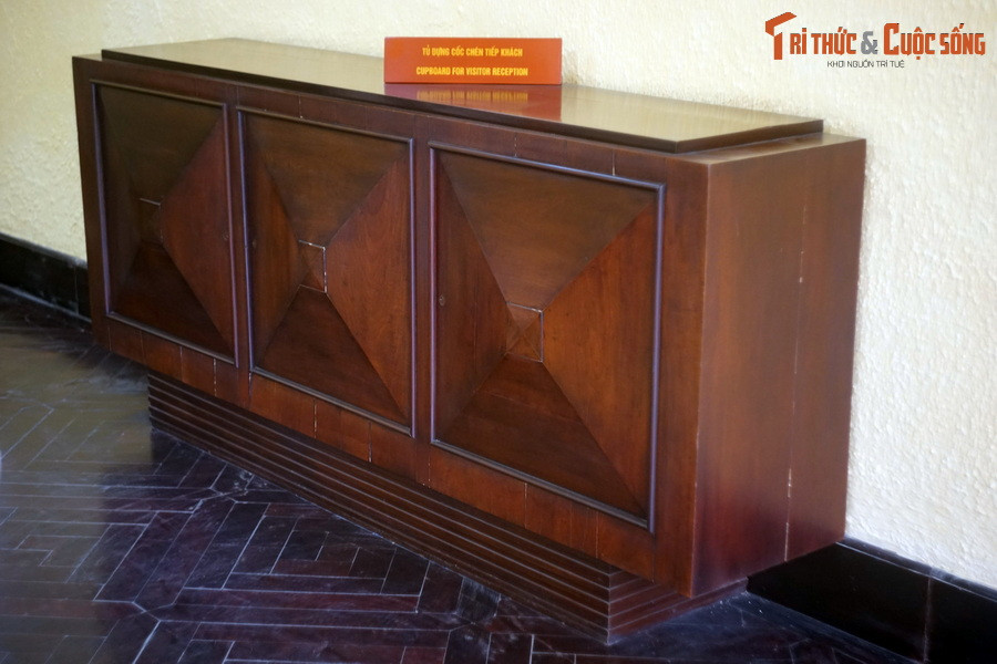 Tủ đựng cốc chén tiếp khách.