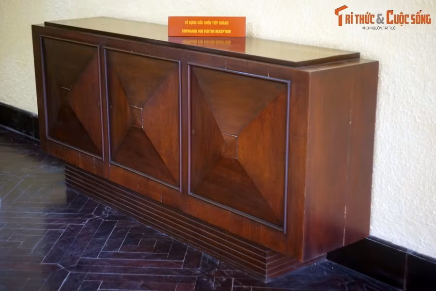 Tủ đựng cốc chén tiếp khách.