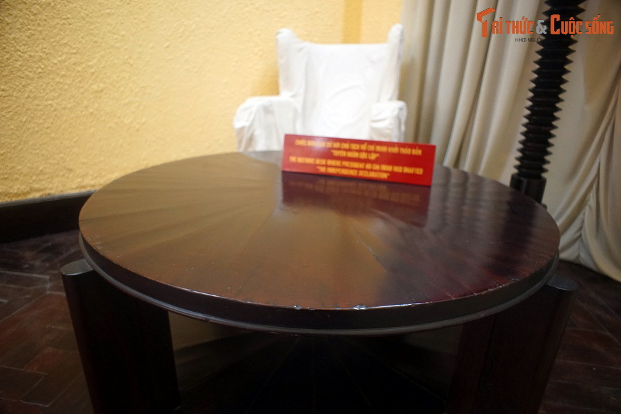 Cận cảnh chiếc bàn lịch sử Bác Hồ dùng khi khởi thảo Tuyên ngôn Độc lập.